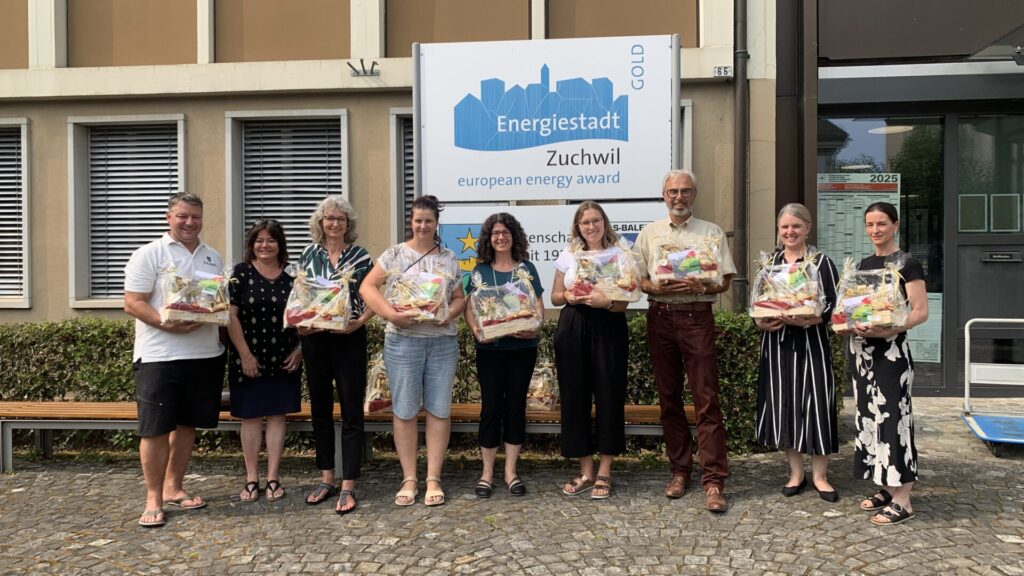 Energiestadtkoordinatorin Juliette Vogel organisierte die verwaltungsinterne bike-to-work-Challenge und überreichte den diesjährigen Gewinner*innen zusammen mit Gemeindepräsident Patrick Marti einen Geschenkkorb. zvg