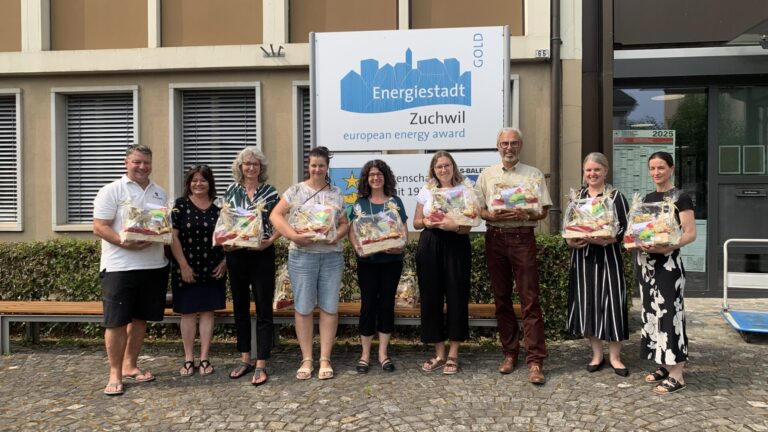 Energiestadtkoordinatorin Juliette Vogel organisierte die verwaltungsinterne bike-to-work-Challenge und überreichte den diesjährigen Gewinner*innen zusammen mit Gemeindepräsident Patrick Marti einen Geschenkkorb. zvg