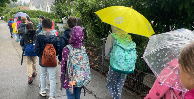 Selbst bei Regenwetter geht die 3. Klasse gerne ins Sportzentrum. Bilder: zvg
