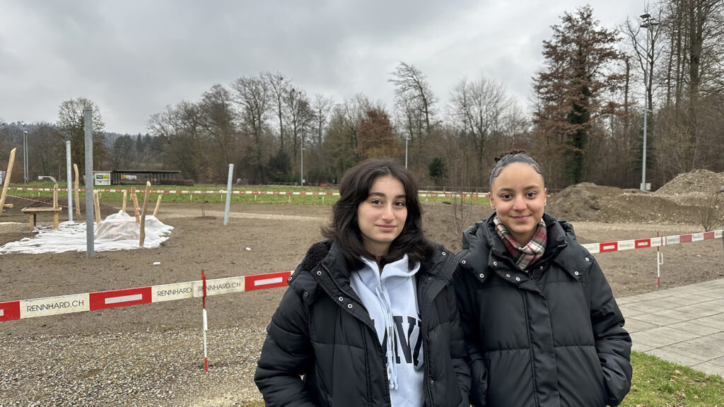 Azra Tastemir (links) und Yasmine Aouidat suchen einen Platz zum Skaten. Bild zvg