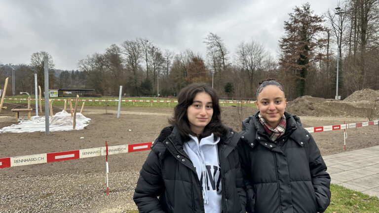 Azra Tastemir (links) und Yasmine Aouidat suchen einen Platz zum Skaten. Bild zvg